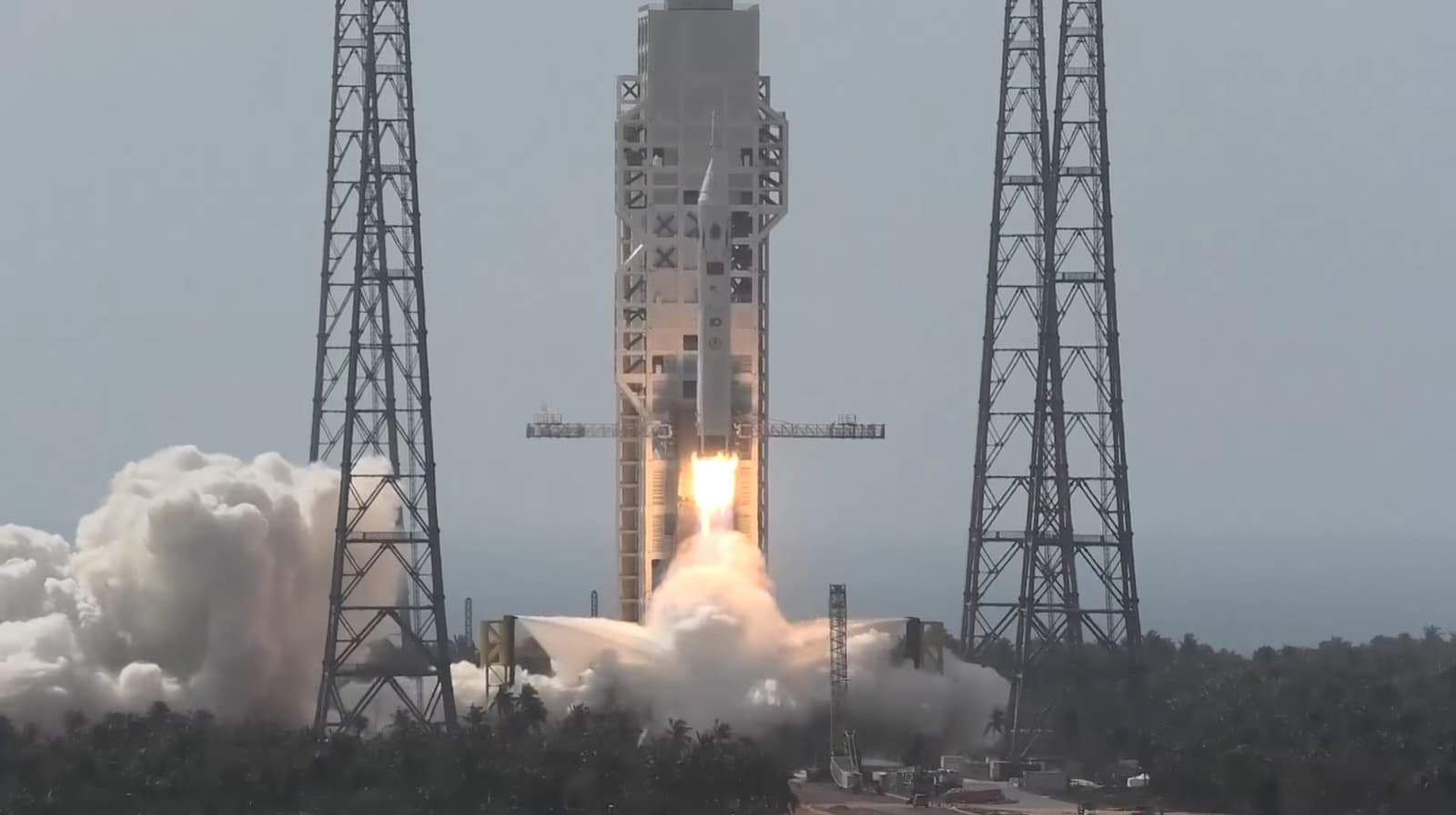 The Long March 10A test booster carrying a Mengzhou capsule lifts off from Wenchang for the February 11, 2026 max-Q abort test